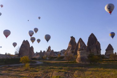 Muhteşem Kapadokya'nın üzerinde uçan sıcak hava balonları.Türkiye