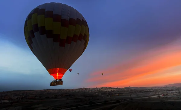 Lélegzetelállító Hőlégballonok Repülnek Látványos Cappadocia Törökország — Stock Fotó