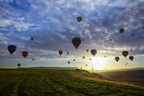 Воздушные Шары Летящие Над Впечатляющим Каппадокией Турция — стоковое фото