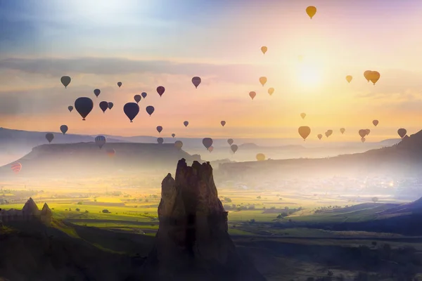 壮大なカッパドキアの上空を飛ぶ熱気球 — ストック写真