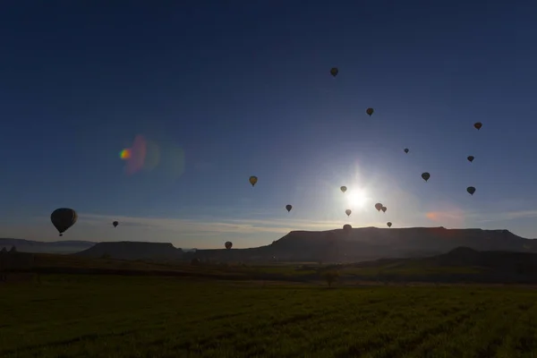 Globos Aire Caliente Volando Sobre Espectacular Capadocia Turquía —  Fotos de Stock