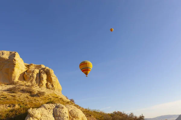 Horké Vzduchové Balóny Létající Nad Úchvatný Cappadocia Turecko — Stock fotografie