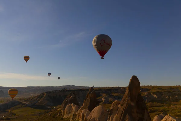 Palloni Aerostatici Che Sorvolano Spettacolare Cappadocia Turchia — Foto Stock