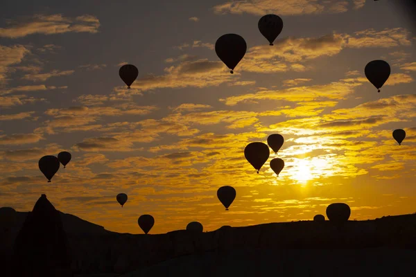 Globos Aire Caliente Volando Sobre Espectacular Capadocia Turquía —  Fotos de Stock