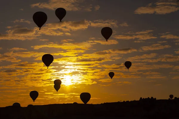 Globos Aire Caliente Volando Sobre Espectacular Capadocia Turquía —  Fotos de Stock