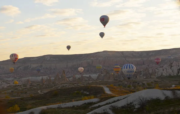Heißluftballons Fliegen Über Kappadokien — Stockfoto
