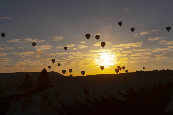 Varmluftsballonger Flyger Över Spektakulära Kappadokien Turkiet — Stockfoto