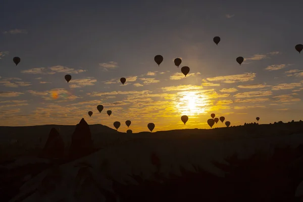 Varmluftsballonger Flyger Över Spektakulära Kappadokien Turkiet — Stockfoto