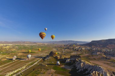 Muhteşem Kapadokya'nın üzerinde uçan sıcak hava balonları.Türkiye