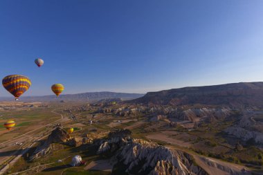 Muhteşem Kapadokya'nın üzerinde uçan sıcak hava balonları.Türkiye
