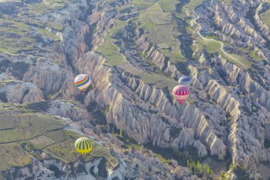 Muhteşem Kapadokya'nın üzerinde uçan sıcak hava balonları.Türkiye