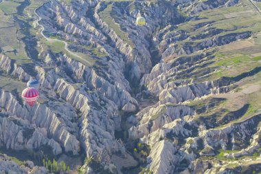 Muhteşem Kapadokya'nın üzerinde uçan sıcak hava balonları.Türkiye