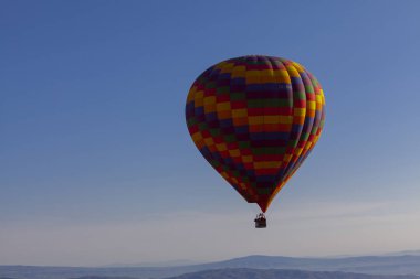 Muhteşem Kapadokya'nın üzerinde uçan sıcak hava balonları.Türkiye