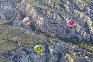 Muhteşem Kapadokya'nın üzerinde uçan sıcak hava balonları.Türkiye
