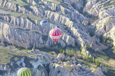 Muhteşem Kapadokya'nın üzerinde uçan sıcak hava balonları.Türkiye