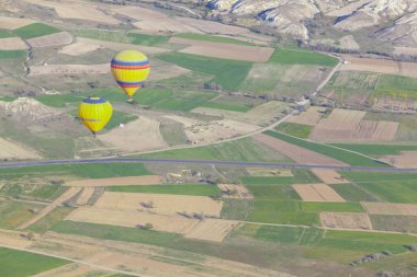 Muhteşem Kapadokya'nın üzerinde uçan sıcak hava balonları.Türkiye