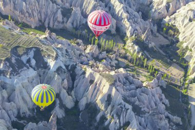 Muhteşem Kapadokya'nın üzerinde uçan sıcak hava balonları.Türkiye