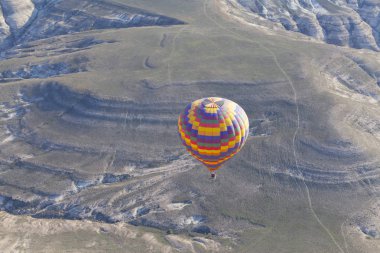 Muhteşem Kapadokya'nın üzerinde uçan sıcak hava balonları.Türkiye
