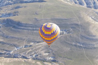 Muhteşem Kapadokya'nın üzerinde uçan sıcak hava balonları.Türkiye