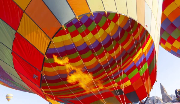 热气球飞过壮观的卡帕多西亚 土耳其 — 图库照片