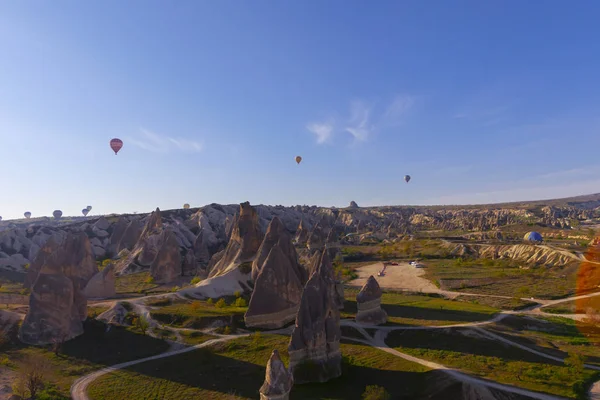 热气球飞过壮观的卡帕多西亚 土耳其 — 图库照片