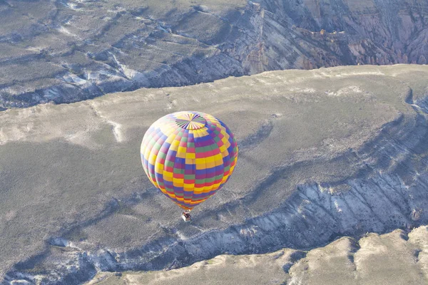Lélegzetelállító Hőlégballonok Repülnek Látványos Cappadocia Törökország — Stock Fotó