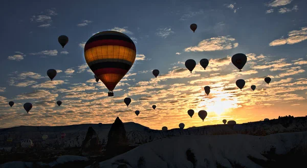 Globos Aire Caliente Volando Sobre Espectacular Capadocia Turquía —  Fotos de Stock
