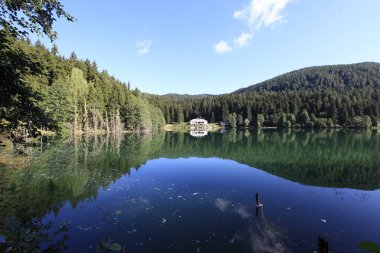 Turistler, yerliler, kampçılar ve Doğu Karadeniz, Savsat, Artvin, Türkiye'de seyahat etmek için popüler bir hedef Karagol (siyah göl) görünümünü manzara