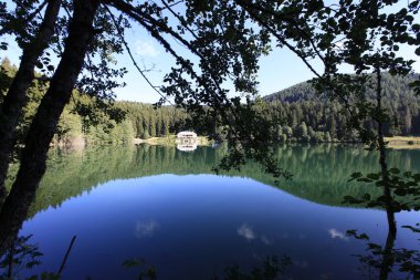 Turistler, yerliler, kampçılar ve Doğu Karadeniz, Savsat, Artvin, Türkiye'de seyahat etmek için popüler bir hedef Karagol (siyah göl) görünümünü manzara