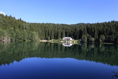 Turistler, yerliler, kampçılar ve Doğu Karadeniz, Savsat, Artvin, Türkiye'de seyahat etmek için popüler bir hedef Karagol (siyah göl) görünümünü manzara