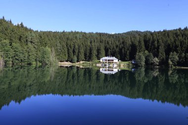 Turistler, yerliler, kampçılar ve Doğu Karadeniz, Savsat, Artvin, Türkiye'de seyahat etmek için popüler bir hedef Karagol (siyah göl) görünümünü manzara