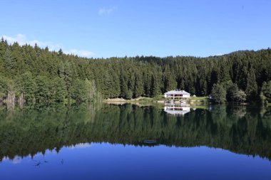 Turistler, yerliler, kampçılar ve Doğu Karadeniz, Savsat, Artvin, Türkiye'de seyahat etmek için popüler bir hedef Karagol (siyah göl) görünümünü manzara