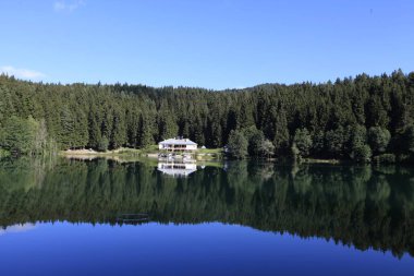 Turistler, yerliler, kampçılar ve Doğu Karadeniz, Savsat, Artvin, Türkiye'de seyahat etmek için popüler bir hedef Karagol (siyah göl) görünümünü manzara