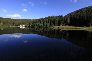 Turistler, yerliler, kampçılar ve Doğu Karadeniz, Savsat, Artvin, Türkiye'de seyahat etmek için popüler bir hedef Karagol (siyah göl) görünümünü manzara