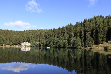 Turistler, yerliler, kampçılar ve Doğu Karadeniz, Savsat, Artvin, Türkiye'de seyahat etmek için popüler bir hedef Karagol (siyah göl) görünümünü manzara