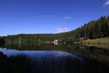 Turistler, yerliler, kampçılar ve Doğu Karadeniz, Savsat, Artvin, Türkiye'de seyahat etmek için popüler bir hedef Karagol (siyah göl) görünümünü manzara