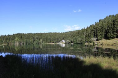 Turistler, yerliler, kampçılar ve Doğu Karadeniz, Savsat, Artvin, Türkiye'de seyahat etmek için popüler bir hedef Karagol (siyah göl) görünümünü manzara