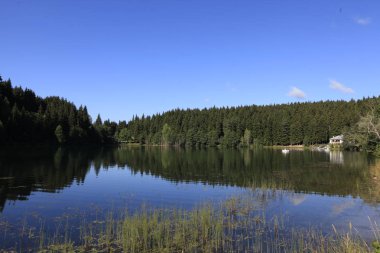 Turistler, yerliler, kampçılar ve Doğu Karadeniz, Savsat, Artvin, Türkiye'de seyahat etmek için popüler bir hedef Karagol (siyah göl) görünümünü manzara