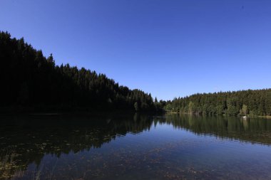 Turistler, yerliler, kampçılar ve Doğu Karadeniz, Savsat, Artvin, Türkiye'de seyahat etmek için popüler bir hedef Karagol (siyah göl) görünümünü manzara