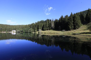 Turistler, yerliler, kampçılar ve Doğu Karadeniz, Savsat, Artvin, Türkiye'de seyahat etmek için popüler bir hedef Karagol (siyah göl) görünümünü manzara