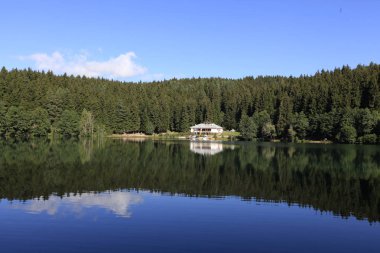 Turistler, yerliler, kampçılar ve Doğu Karadeniz, Savsat, Artvin, Türkiye'de seyahat etmek için popüler bir hedef Karagol (siyah göl) görünümünü manzara