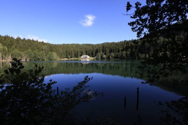 Turistler, yerliler, kampçılar ve Doğu Karadeniz, Savsat, Artvin, Türkiye'de seyahat etmek için popüler bir hedef Karagol (siyah göl) görünümünü manzara