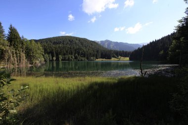 Turistler, yerliler, kampçılar ve Doğu Karadeniz, Savsat, Artvin, Türkiye'de seyahat etmek için popüler bir hedef Karagol (siyah göl) görünümünü manzara