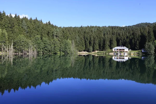 Turistler, yerliler, kampçılar ve Doğu Karadeniz, Savsat, Artvin, Türkiye'de seyahat etmek için popüler bir hedef Karagol (siyah göl) görünümünü manzara