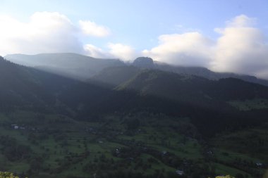 İlkbahar da güzel yeşil manzara ve Türkiye'nin kuzey doğusunda kırsal alanlar, Savsat, Artvin