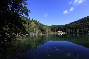 Karadeniz bölgesindeki Savsat Karagöl Tabiat Parkı'nın manzara görünümü, Artvin, Türkiye
