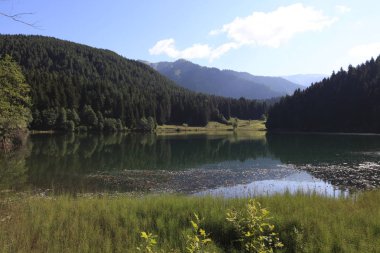 Karadeniz bölgesindeki Savsat Karagöl Tabiat Parkı'nın manzara görünümü, Artvin, Türkiye