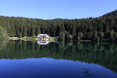 Karadeniz bölgesindeki Savsat Karagöl Tabiat Parkı'nın manzara görünümü, Artvin, Türkiye