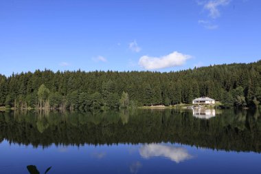 Karadeniz bölgesindeki Savsat Karagöl Tabiat Parkı'nın manzara görünümü, Artvin, Türkiye