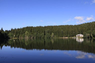 Karadeniz bölgesindeki Savsat Karagöl Tabiat Parkı'nın manzara görünümü, Artvin, Türkiye